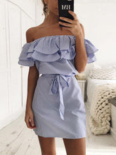 Schmales Schnürkleid mit gerüschten Streifen